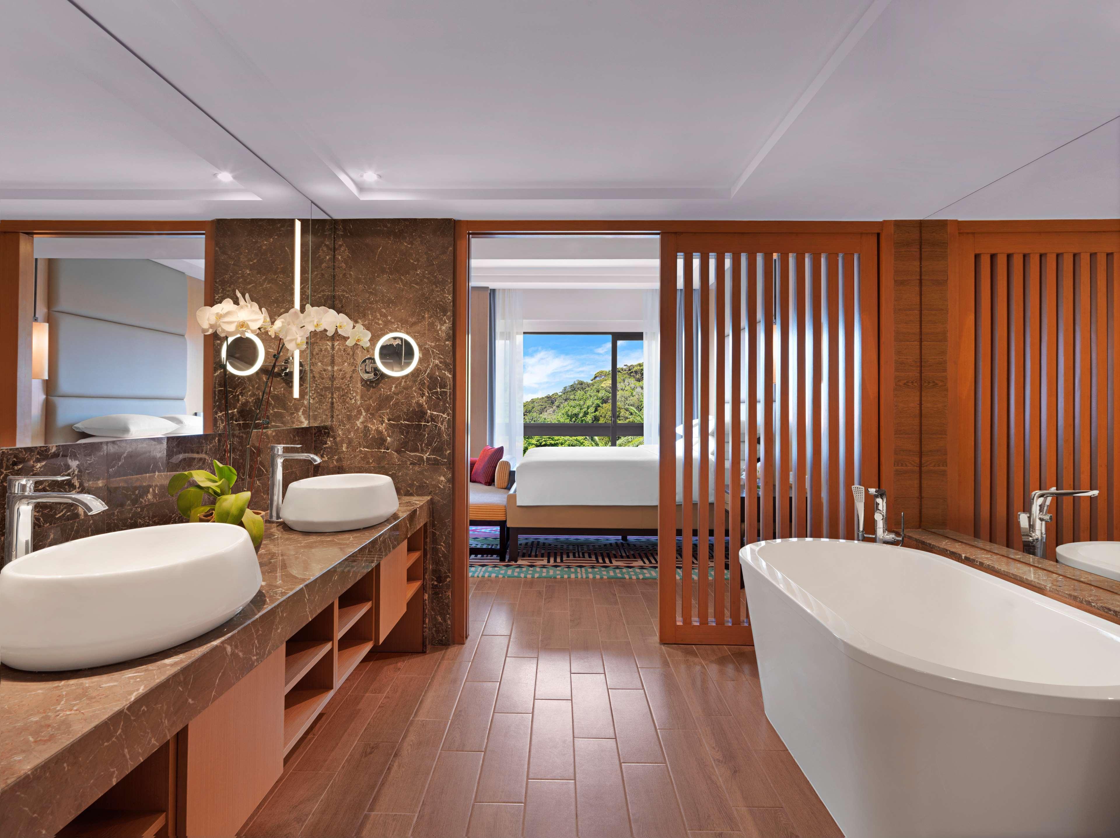 Hyatt Regency Kuantan Resort Екстериор снимка Deluxe Suite bathroom