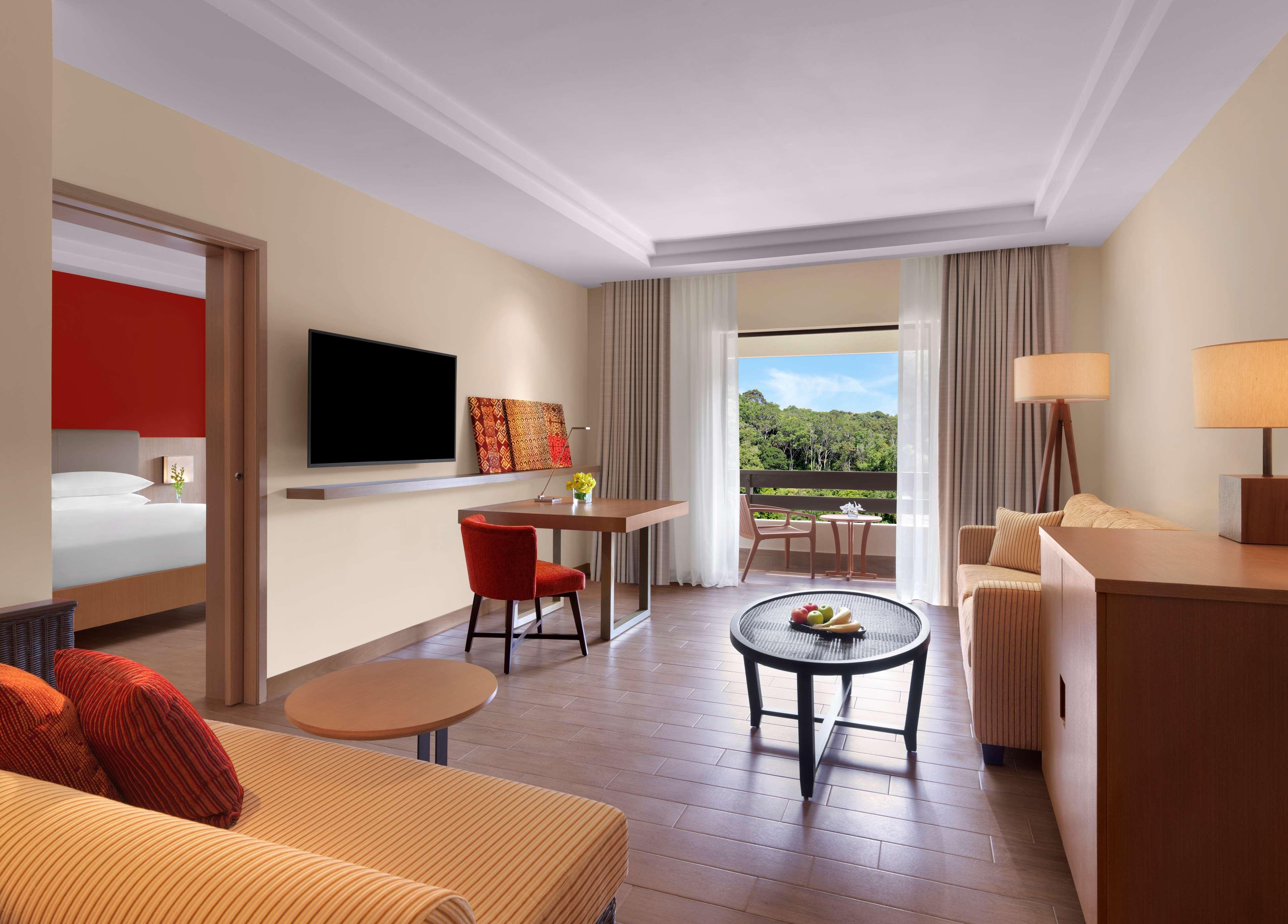 Hyatt Regency Kuantan Resort Екстериор снимка A suite at the Hilton Athens