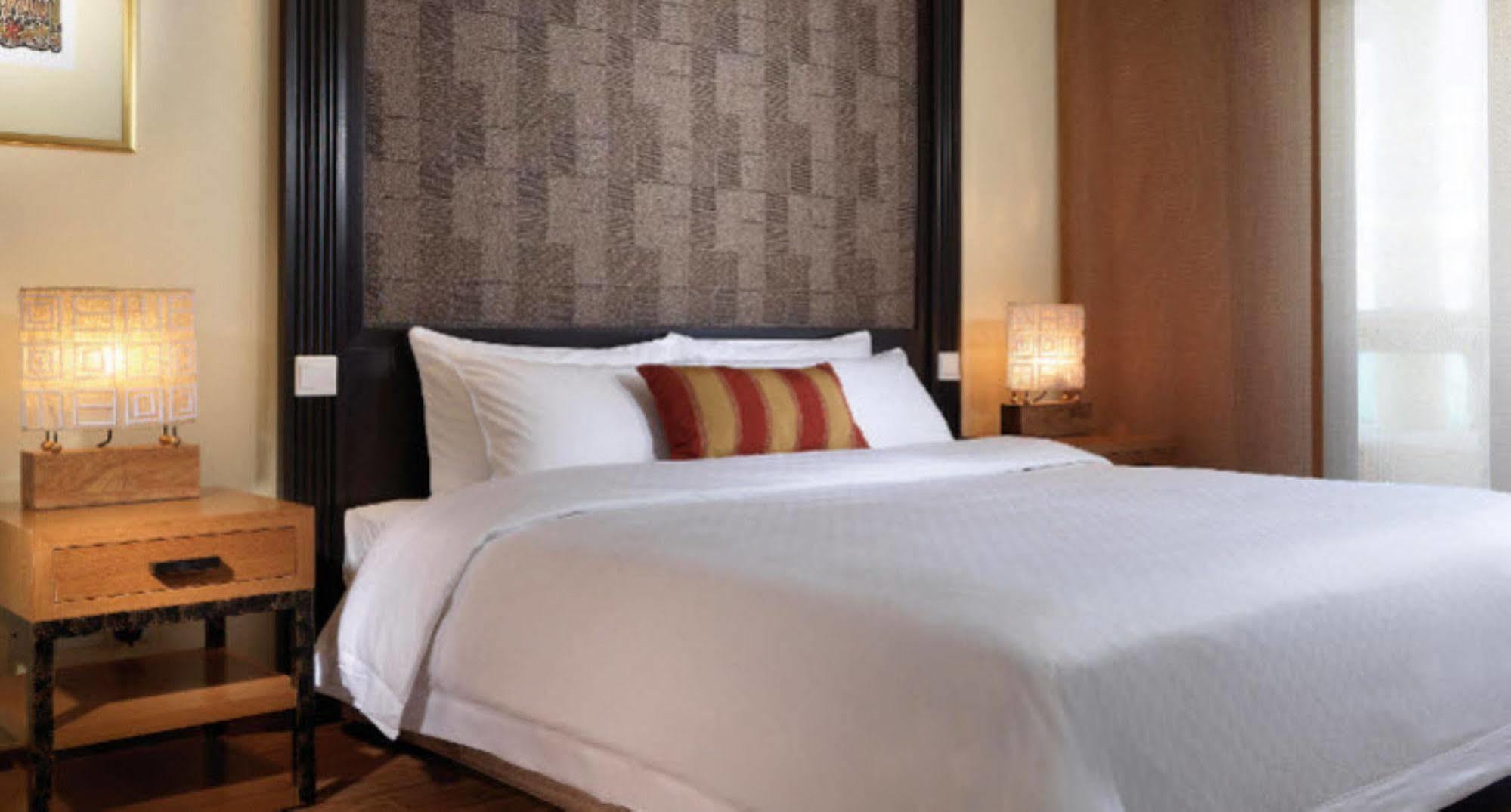 Hyatt Regency Kuantan Resort Екстериор снимка A bed with a headboard