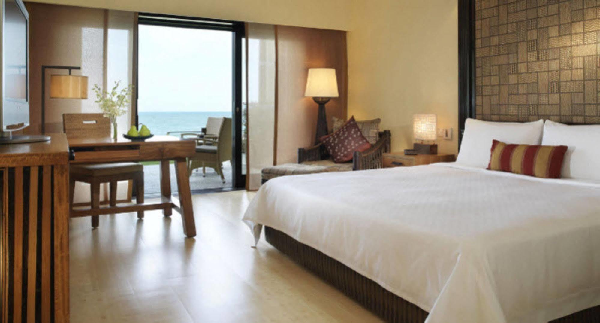 Hyatt Regency Kuantan Resort Екстериор снимка A room at the Shangri-La Hotel, Kuala Lumpur