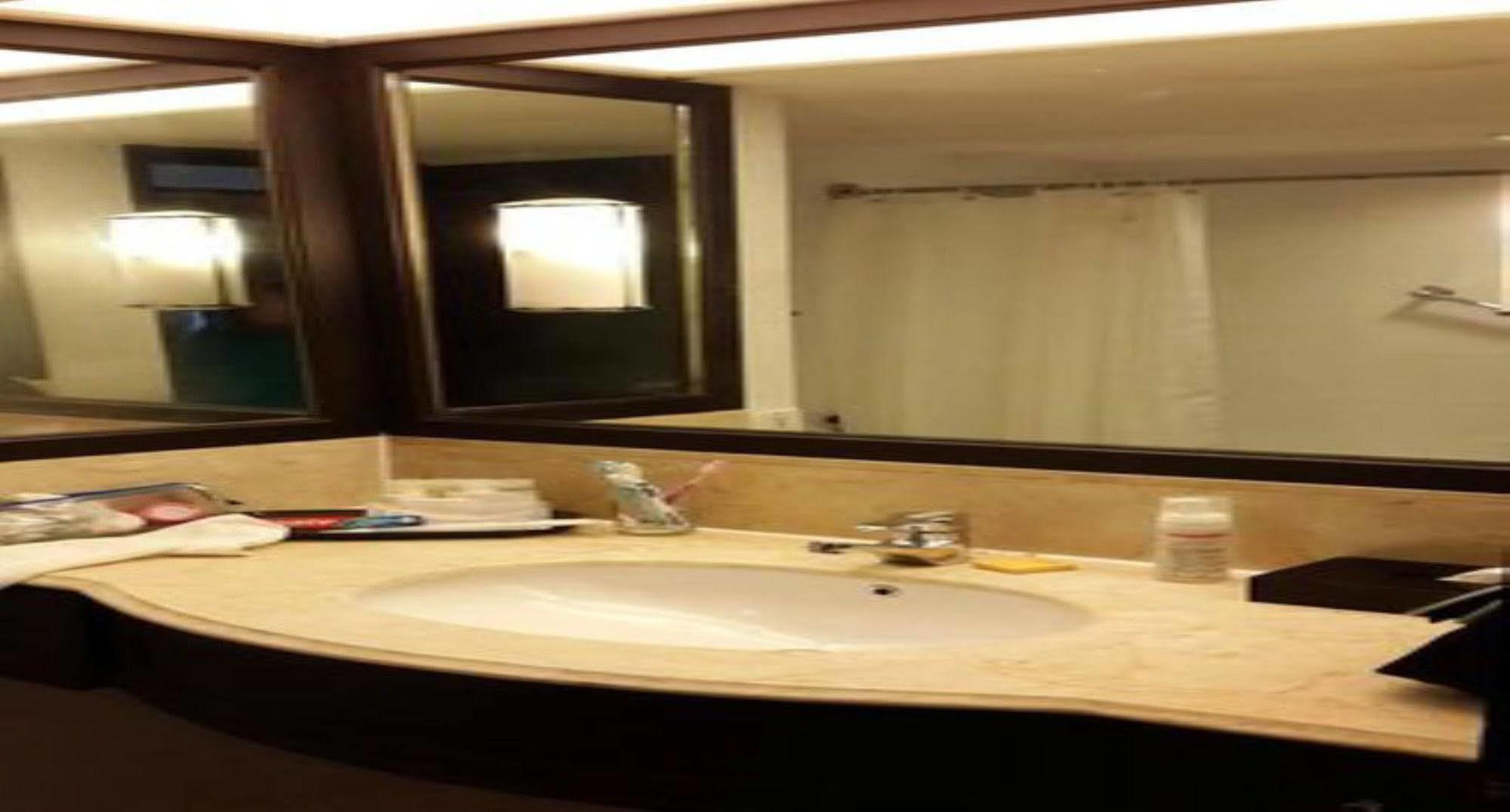 Hyatt Regency Kuantan Resort Екстериор снимка Bathroom in a hotel