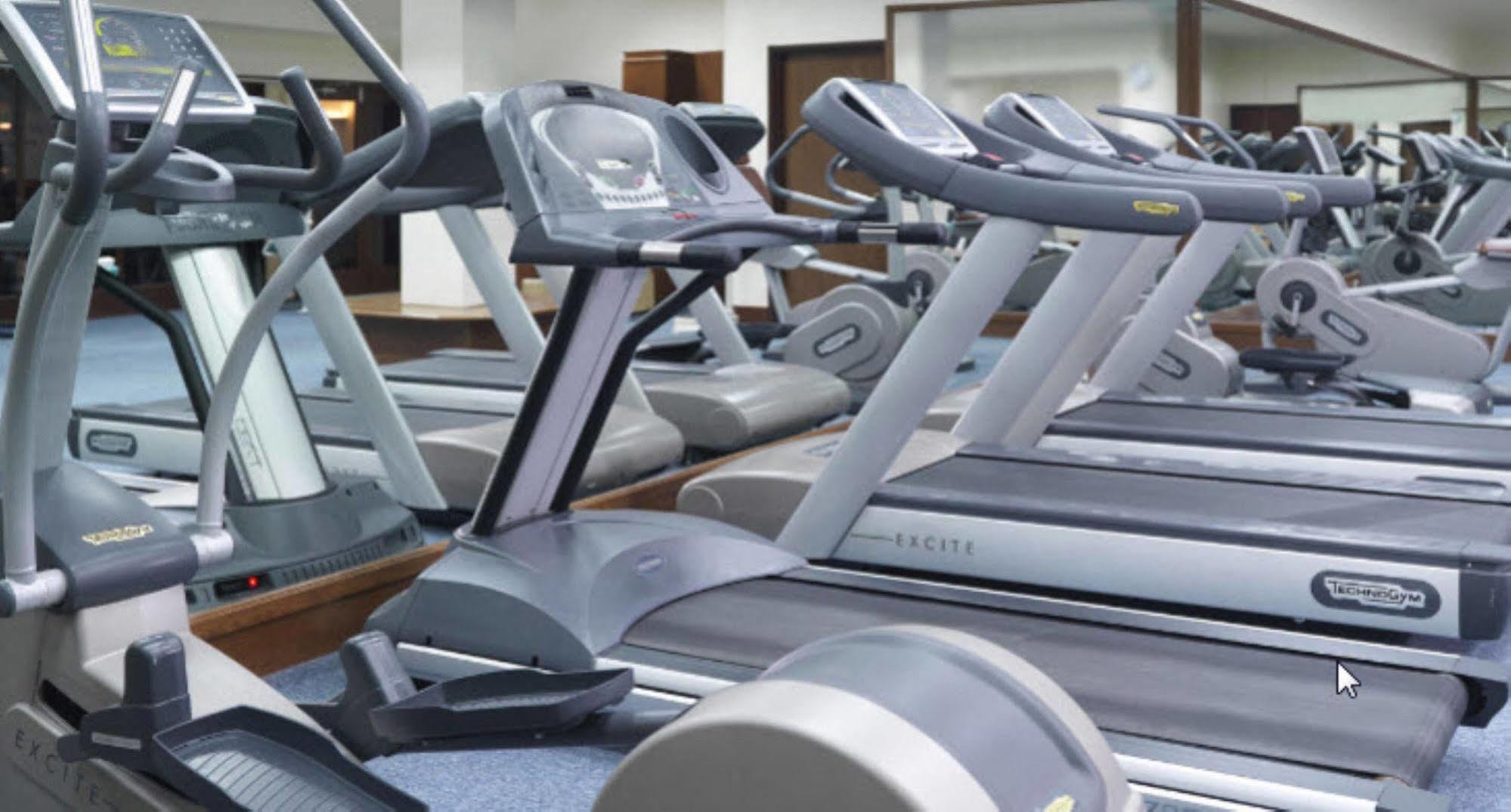 Hyatt Regency Kuantan Resort Екстериор снимка Treadmills in a gym